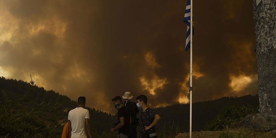 Yunanistan’da yangın söndürme uçağı düştü