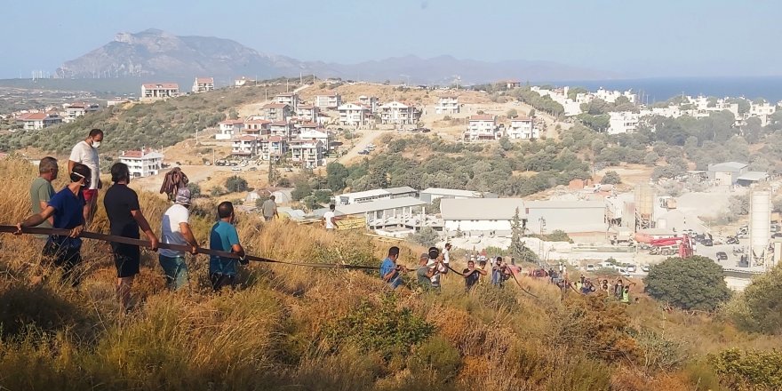 Yangını duyan koştu, metrelerce uzunluğunda insan zinciri oluştu