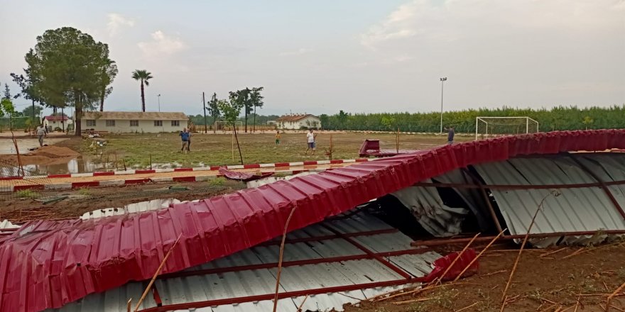 Adana’da fırtına çatı uçurdu