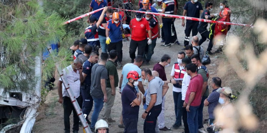 İzmir'de şarampole devrilen minibüsteki ölü sayısı 8'e yükseldi