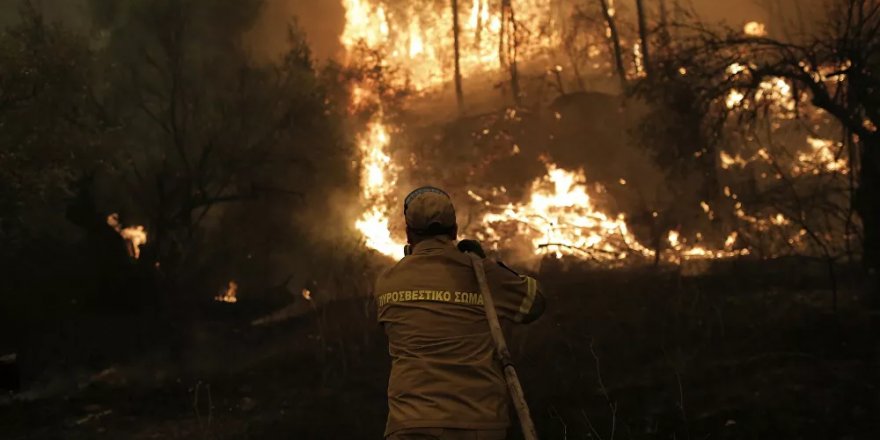 Yunanistan'ın Eğriboz Adası'nda yangınlara 17 hava aracı ile müdahale sürüyor