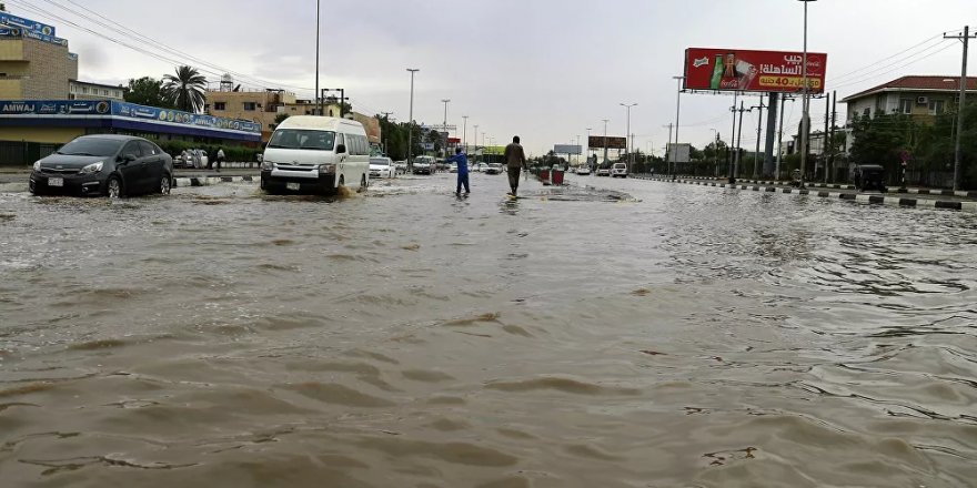 Sudan'da sağanak: Havalimanını su bastı