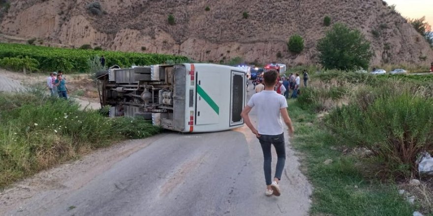 Manisa'da feci kaza! Freni boşalan işçi servisi şarampole yuvarlandı