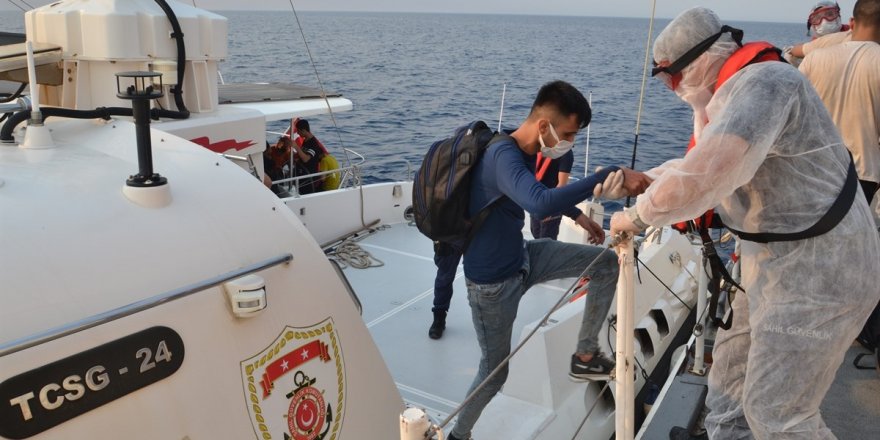 İzmir açıklarında yelkenli teknede 100 sığınmacı yakalandı