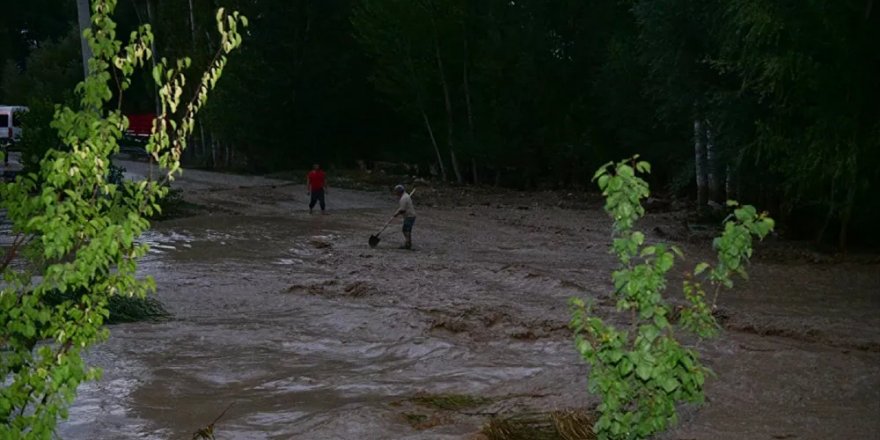 Kahramanmaraş'ta sağanak: Söğütlü Çayı taştı, ev ve iş yerlerini su bastı