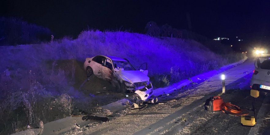 Manisa'da iki otomobil çarpıştı: 1 ölü, 3 yaralı