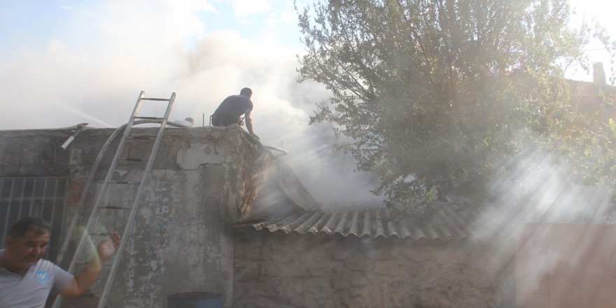 Bahçede yemek pişirmek isterken evi yaktı