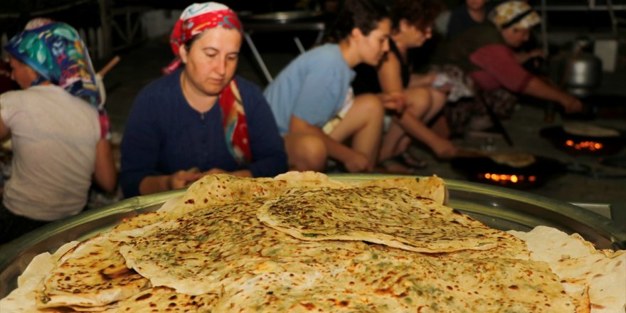 Köyceğizli kadınlar, orman işçileri için gün ışıyana kadar börek yapıyor