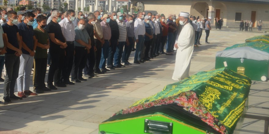 Afyonkarahisar'da polis memuru eşi tarafından öldürülen kadın ile anne ve babasının cenazeleri defnedildi