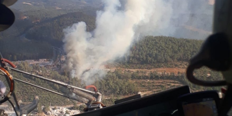 Muğla'da çıkan orman yangınına havadan ve karadan müdahale ediliyor