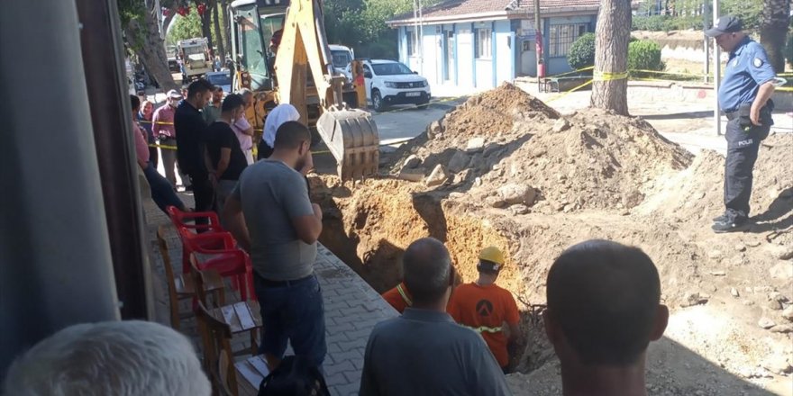 İzmir'de altyapı çalışmaları sırasında küp ve seramik parçaları bulundu