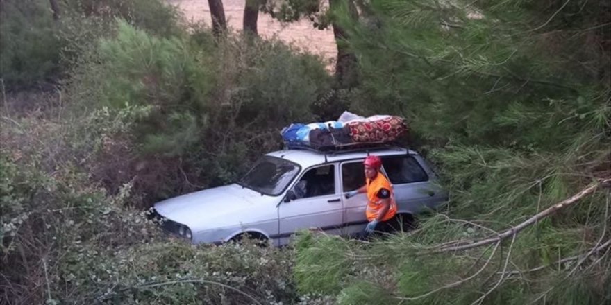 Manisa'da şarampole devrilen otomobildeki 6 kişi yaralandı