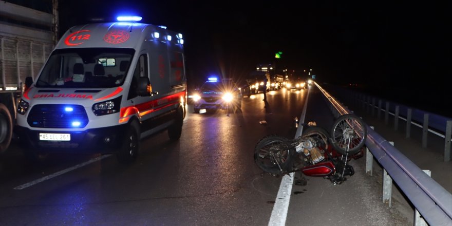 Manisa'da tır ile motosiklet çarpıştı, 2 kişi yaralandı