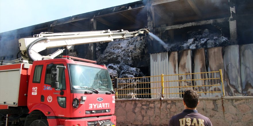 Uşak'ta tekstil fabrikasında çıkan yangına müdahale sürüyor