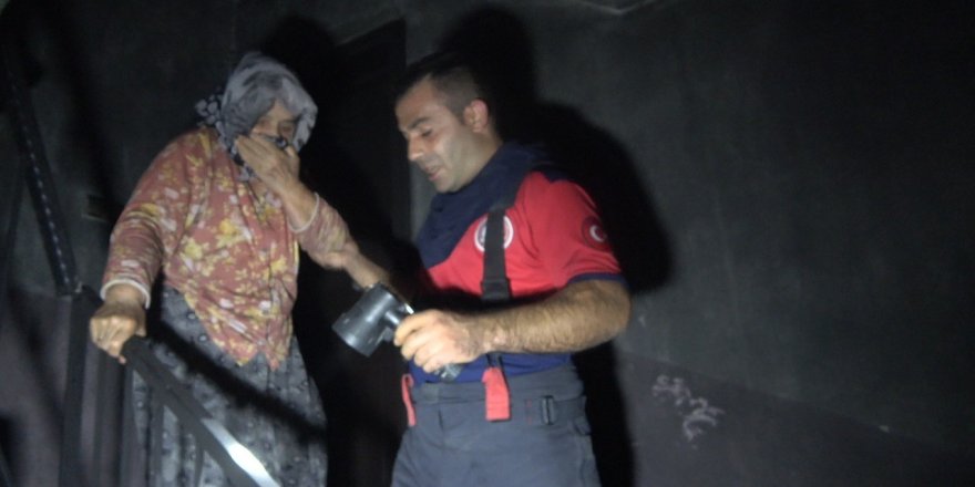 Binayı saran alevler arasında kalan yaşlı kadın dakikalar sonra kurtarıldı