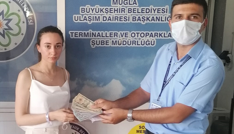 Bodrum'da otobüste bulunan bin 210 dolar, sahibi Rus turiste teslim edildi