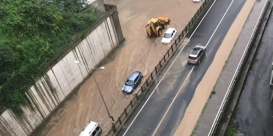 Rize’de sağanak yağış nedeniyle karayolu trafiğe kapandı