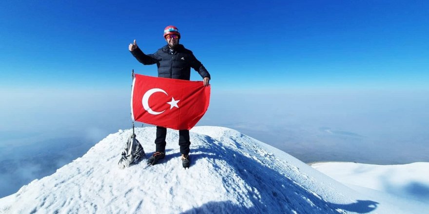 Belgeselde izledi, en yüksek zirveye tırmanmaya karar verdi