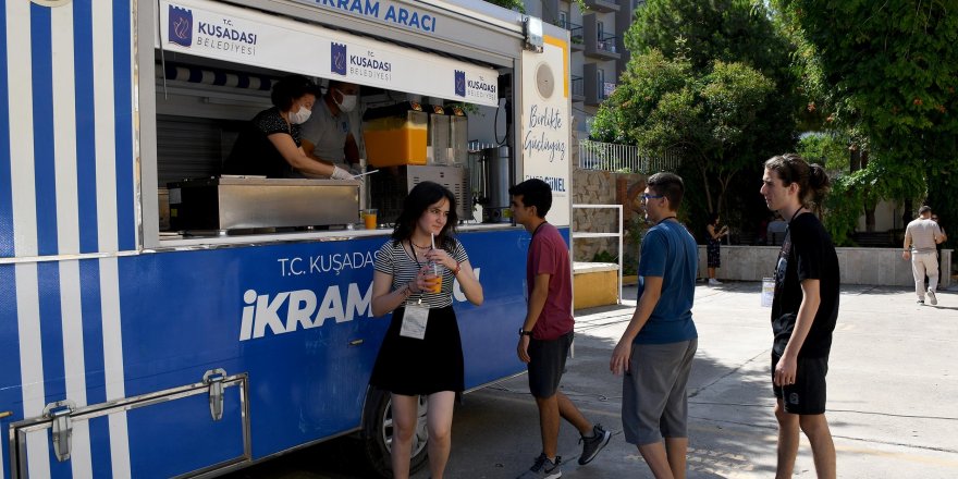 Kuşadası Belediyesi’nden öğrencilere vitamin desteği