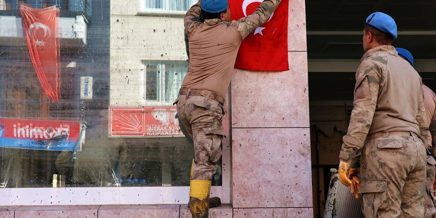 Mehmetçik sel bölgesinde bayrak sevgisini bir kez daha gösterdi