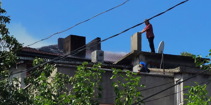 3 katlı binanın çatı katında çıkan yangın korkuttu