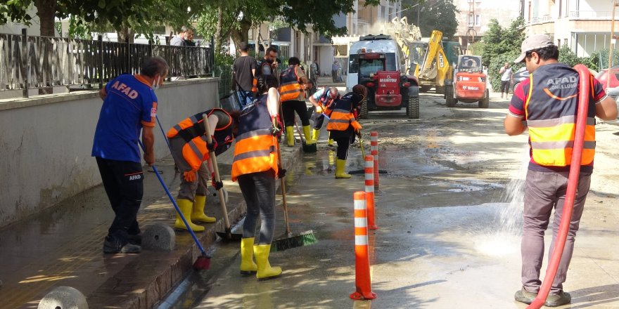 AFAD gönüllüleri Ayancık'ta yardıma koşuyor