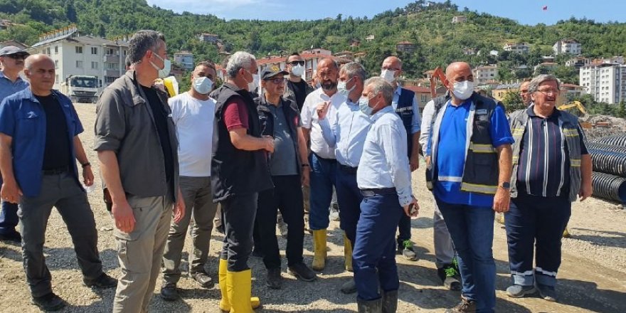 Bakan Dönmez, afet bölgesinde incelemelerde bulundu