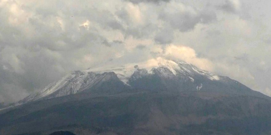 Havaların soğumasıyla Ağrı Dağı'na kar yağdı