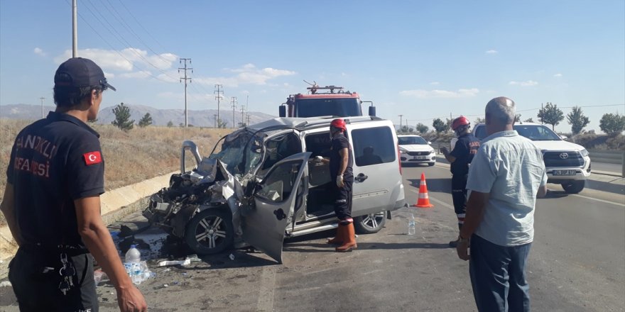 Afyonkarahisar'da hafif ticari araç kamyona arkadan çarptı: 2 yaralı