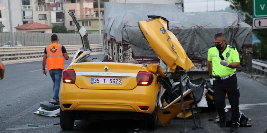 İzmir'de taksinin tıra çarpması sonucu 1 kişi öldü, 2 kişi yaralandı
