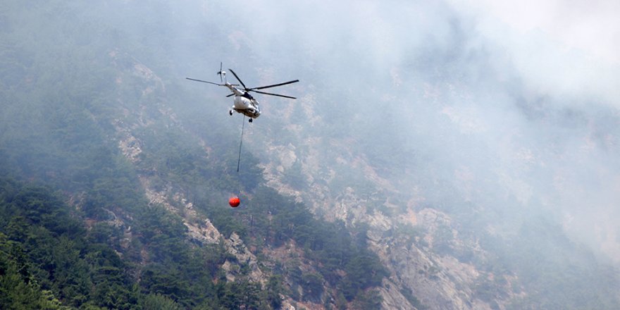 Kazdağları'ndaki orman yangını rüzgârın etkisiyle büyüyor