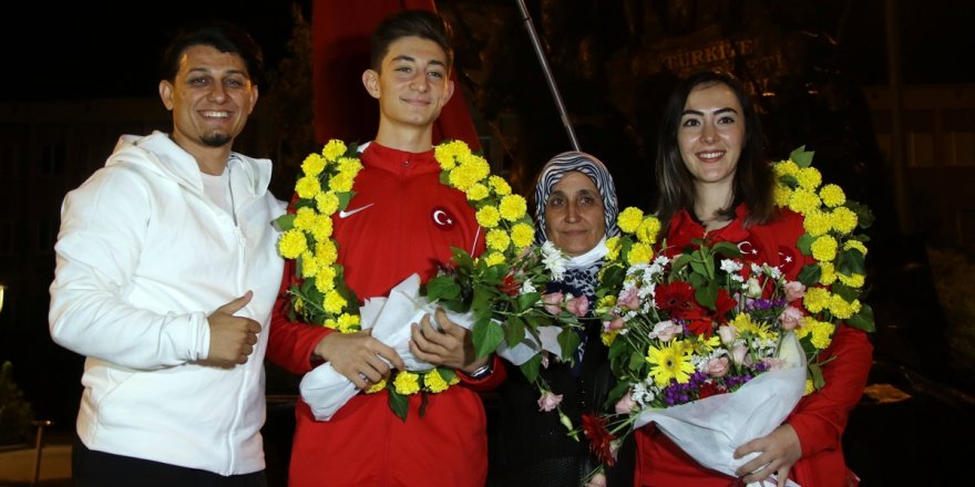 Avrupa Şampiyonu karateci Aydemir, memleketi Uşak'ta davul zurnalarla karşılandı