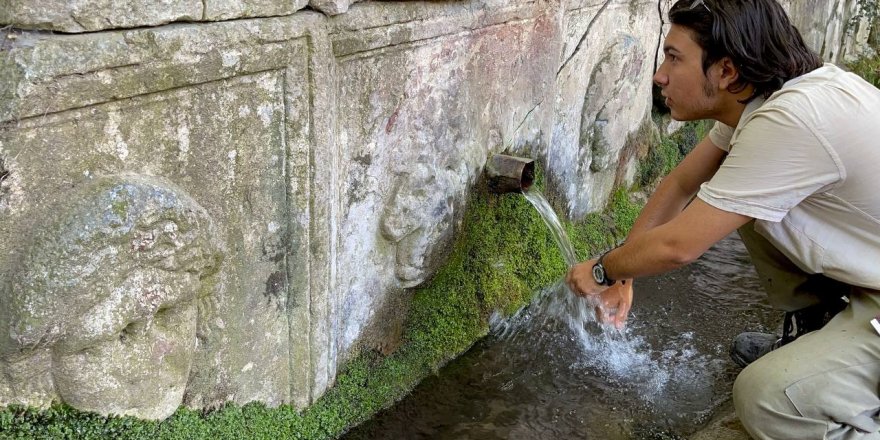 Görenler şok oldu... 2 bin yıllık lahitten 150 yıldır su akıyor