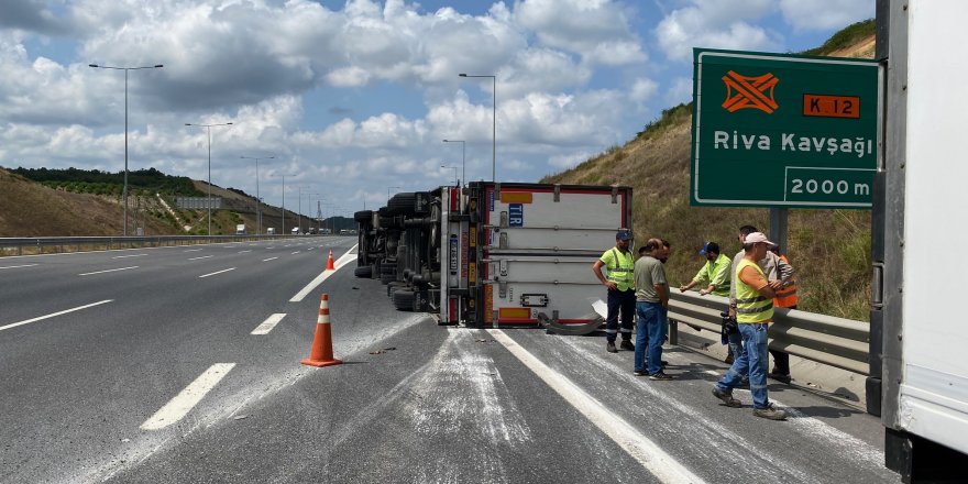 Kuzey Marmara otoyolunda tır devrildi: 1 yaralı