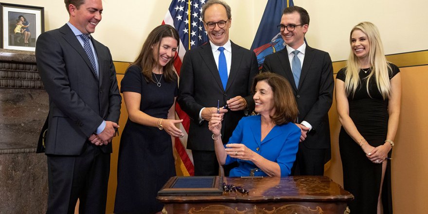 New York’un ilk kadın valisi Hochul yemin ederek göreve başladı