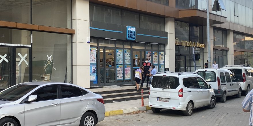 Markete giren müşteri 2 görevliyi darp etti