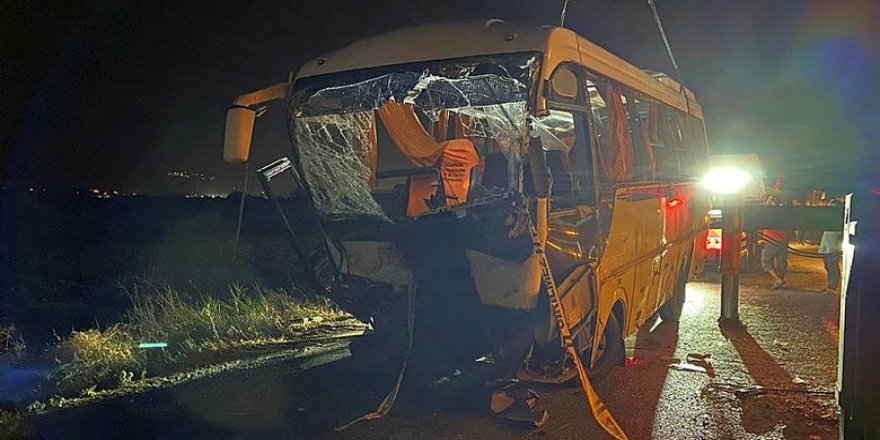 İzmir'de tünel girişinde kamyonun çarptığı otomobil alev aldı: 4 ölü, 6 yaralı