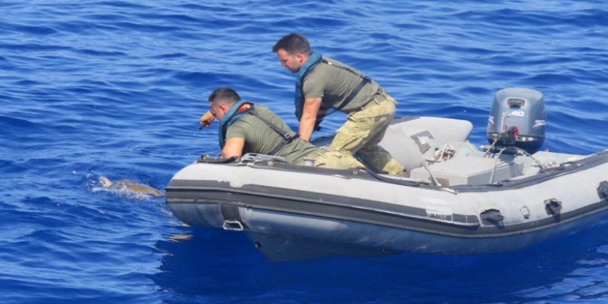 İzmir Körfezi'nde sahil güvenlik botuyla çarpışarak batan teknedeki 5 kişi kurtarıldı