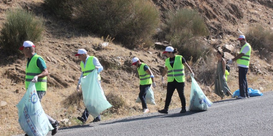 Doğal güzelliklere sahip Gölcük Mahallesinde gönüllüler çevre temizliği yaptı