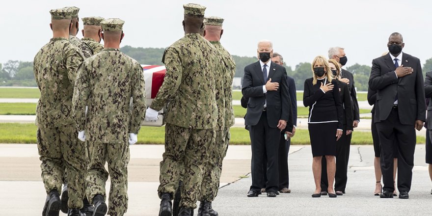 Biden, Afganistan’daki saldırılarda hayatını kaybeden ABD askerlerinin cenazelerini karşıladı