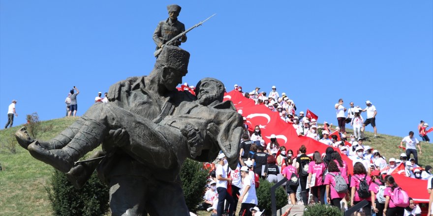 Dumlupınar Şehitliği'nde ziyaretçi yoğunluğu yaşanıyor