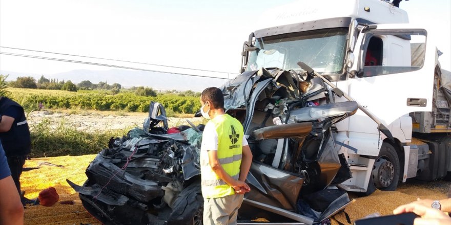 Manisa'da zincirleme trafik kazasında 3 kişi öldü, 5 kişi yaralandı