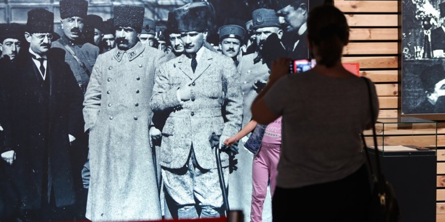 "Büyük Zafer'in 100. Yılına Doğru İstiklal" sergisi İzmirlilerle buluştu