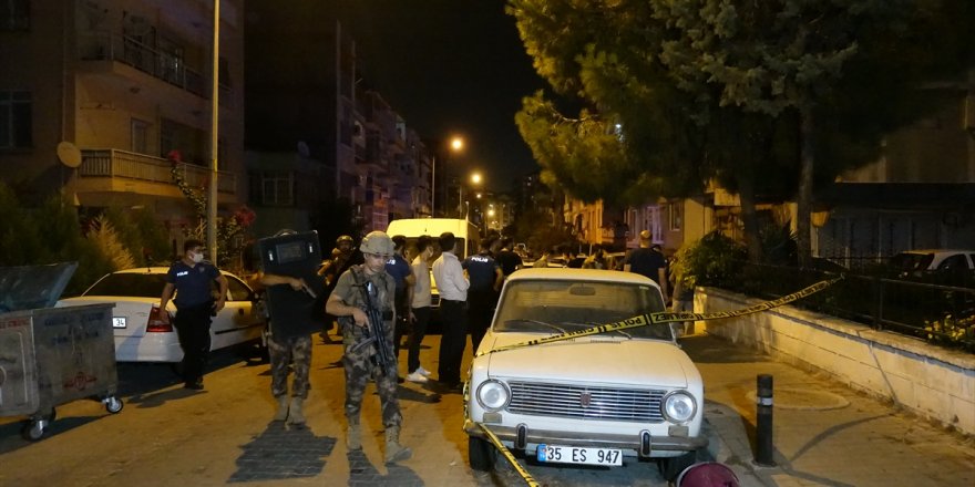 Komşularının şikayeti nedeniyle gelen polise kapıyı açmayan aile özel harekat ekiplerince evden çıkarıldı