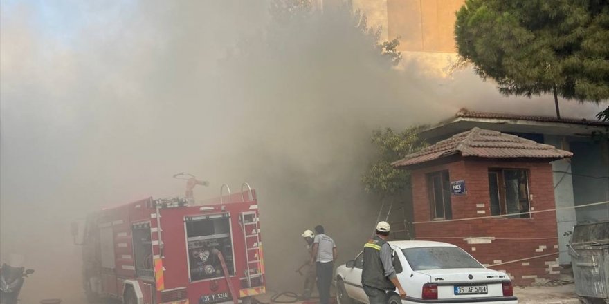 İzmir'de yangına müdahale eden itfaiye eri, çatının çökmesi nedeniyle hastanede tedavi altına alındı