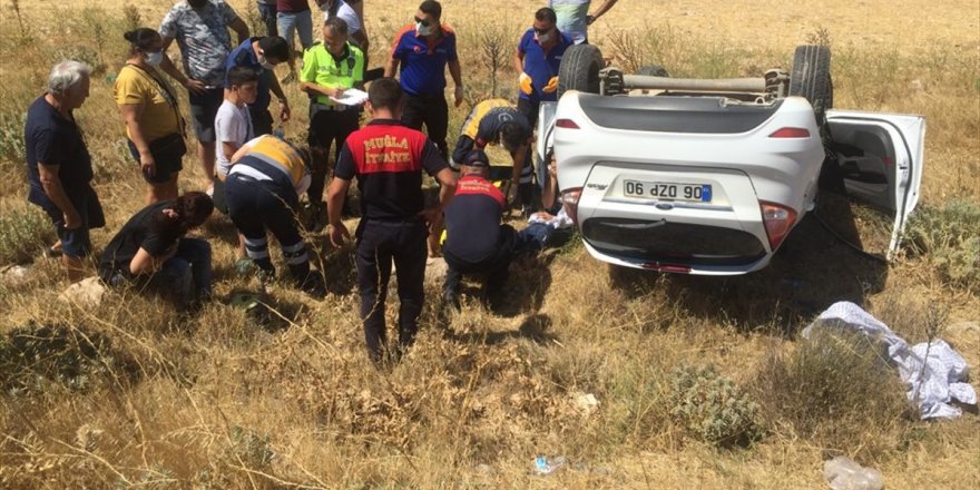 Muğla'da otomobil tarlaya devrildi: 3 yaralı