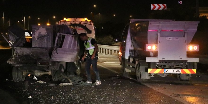 İzmir'de tankerin çarptığı kamyonetteki 2 kişi ağır yaralandı