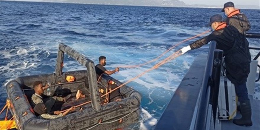 İzmir açıklarında Türk kara sularına geri itilen 63 düzensiz göçmen kurtarıldı