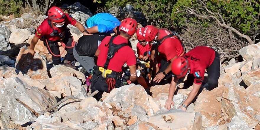 Muğla'da yamaç paraşütüyle kayalıklara düşen kişi yaralandı