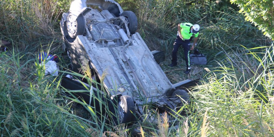 Yoldan çıkan araç şarampole uçtu: 2'si ağır 6 yaralı